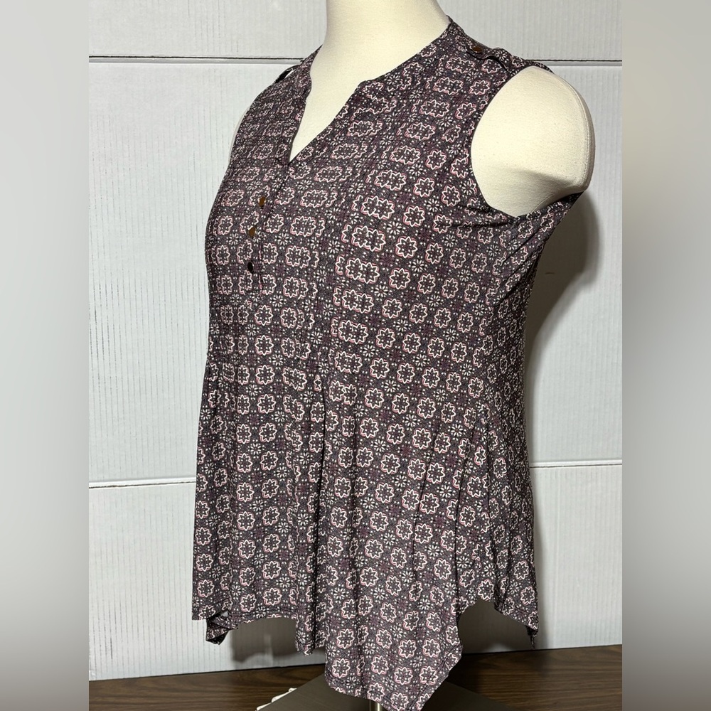 Westport 1X sleeveless ladies top.